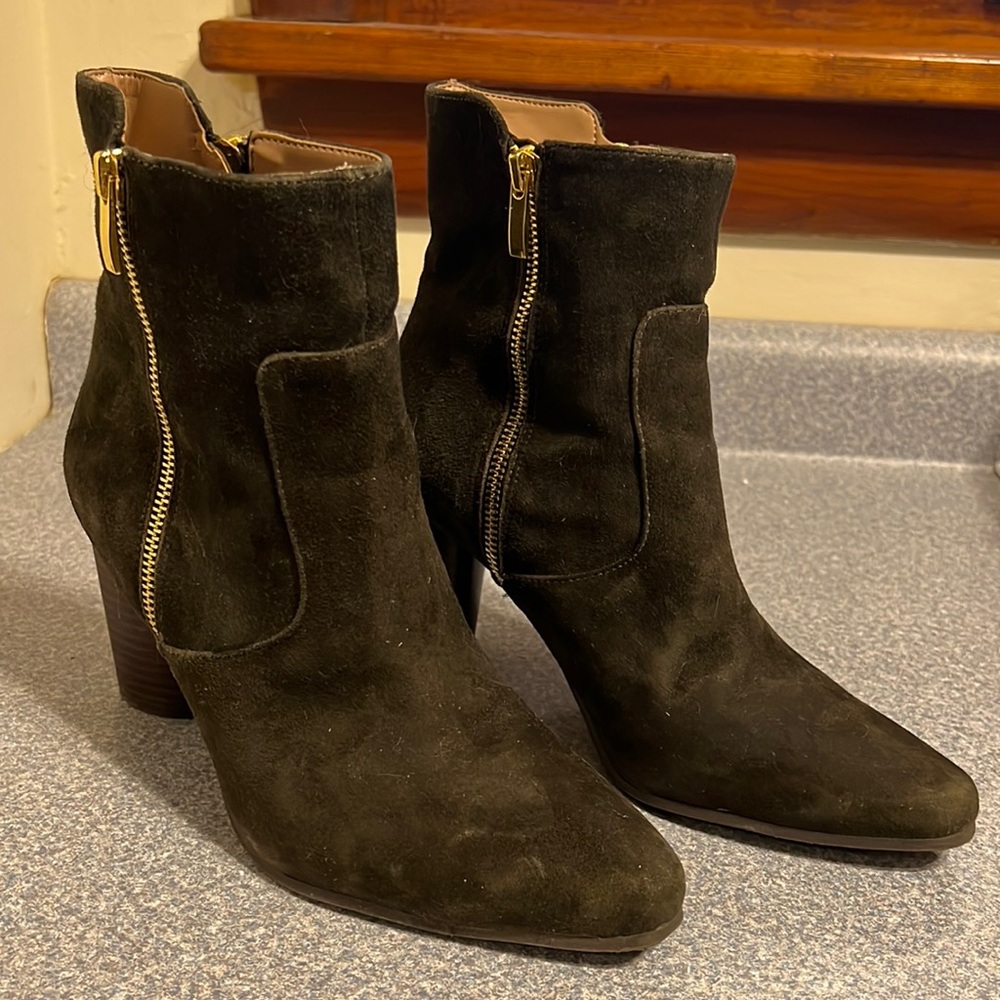 Aerosoles chunky heeled green suade ankle booties!